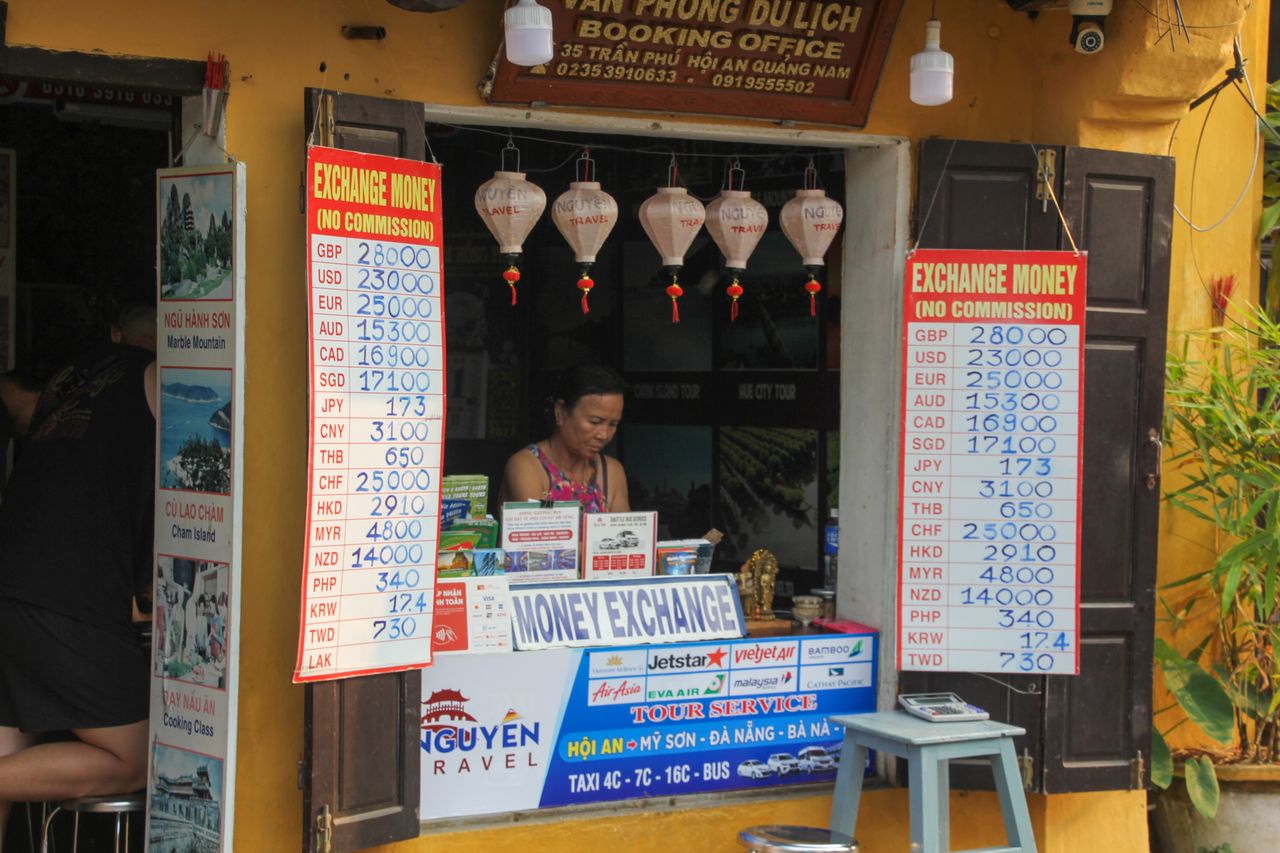 A lively currency exchange booth in Đà Nẵng, Vietnam, showcasing conversion rates.